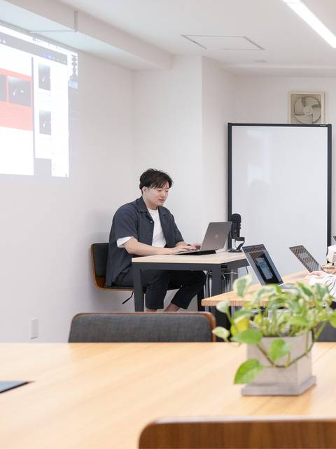 講師と受講生がいる教室