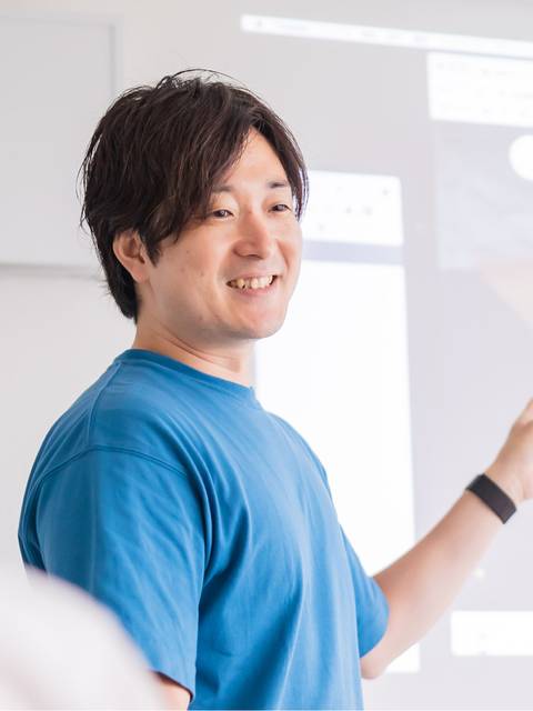 スライドを指して説明する講師